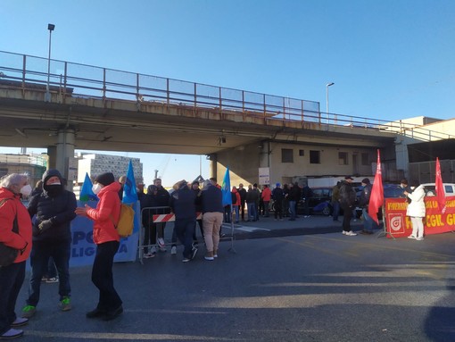 Sciopero generale, lavoratori del porto davanti a Varco Etiopia Sciopero generale, lavoratori del porto davanti a Varco Etiopia