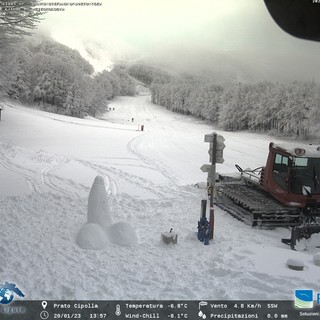 Prato Cipolla, dopo la nevicata torna il pupazzo di neve a forma di fallo