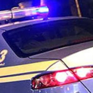 Ai domiciliari, danneggia un portone e l'auto della polizia: arrestata 31enne