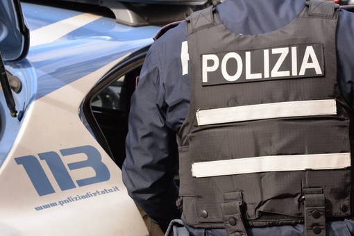 Sestri Ponente, entra in una scuola e aggredisce gli agenti: arrestato 25enne Sestri Ponente, entra in una scuola e aggredisce gli agenti: arrestato 25enne