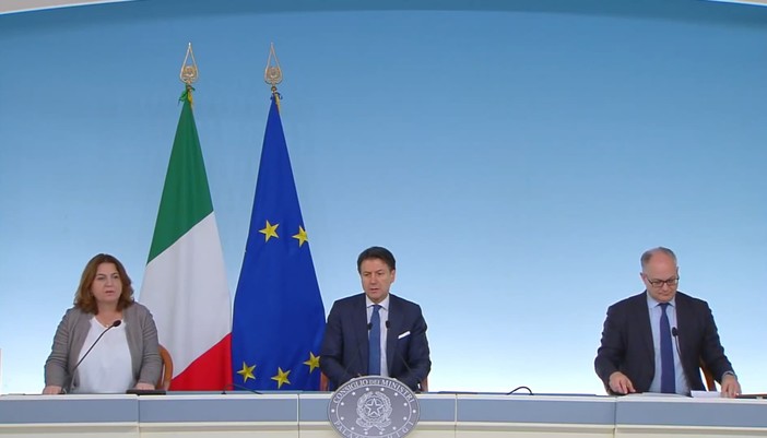 Palazzo Chigi, il Governo stanzia 25 miliardi. Ministro Gualtieri: "Nessuno perderà il lavoro per il Coronavirus"