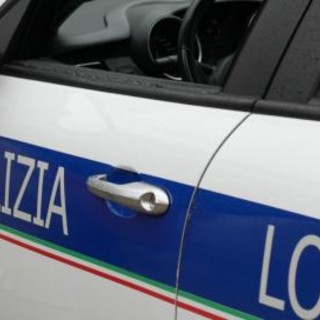 Sampierdarena, quarantenne perde il controllo dell'auto e abbatte un palo della luce
