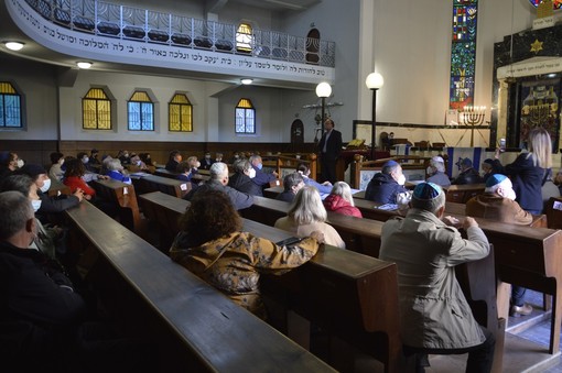La preghiera della comunità ebraica alla sinagoga di Genova per chiedere la fine delle violenze fra palestinesi e israeliani (VIDEO e FOTO)