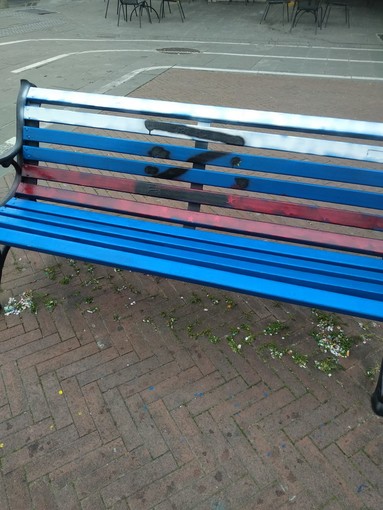 Panchina europea imbrattata in Piazza Romagnosi