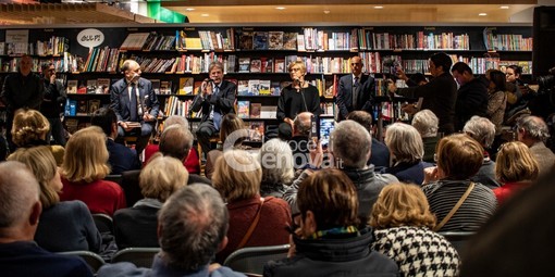 Gentiloni a Genova: "Europee sfida importante: da Sardegna segnale importante, l'alternativa c'è"