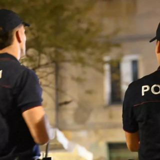 Piazza Pallavicini, seguito dopo essere sceso dal bus e rapinato di telefono e catenina: due denunciati Piazza Pallavicini, seguito dopo essere sceso dal bus e rapinato di telefono e catenina: due denunciati