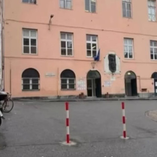 Piazza Remondini, installati i tre paletti che segnano la svolta verso la pedonalizzazione