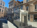 Piazza Portello, il gabbiotto della discordia è stato ricoperto di specchi