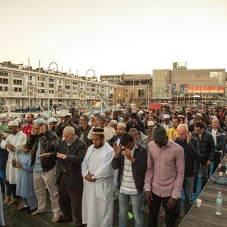 Preghiera alla Darsena (Foto tratta dalla pagina Facebook Centro Culturale d'Amicizia)