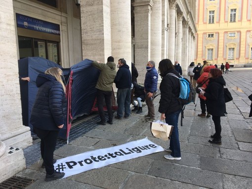 Il gruppo 'Protesta Ligure' s'incatena davanti alla Regione Liguria: "Siamo disperati, dobbiamo lavorare, dateci udienza"