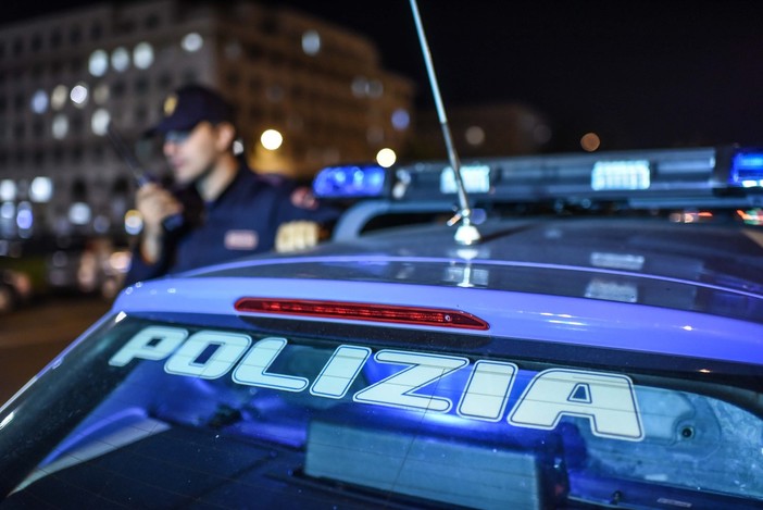 Genova, non pagano il conto al bar e aggrediscono i poliziotti, tre denunciati