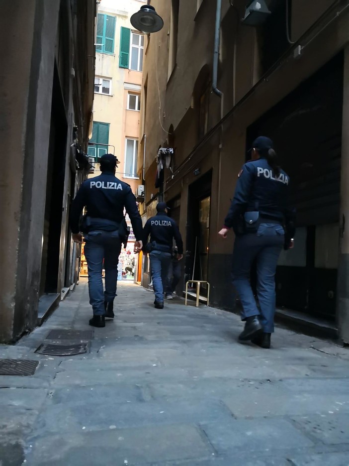 Centro storico: pusher vede i poliziotti e cerca di ingoiare le dosi di eroina Centro storico: pusher vede i poliziotti e cerca di ingoiare le dosi di eroina