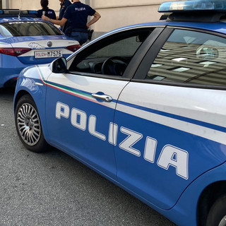 Via Renata Bianchi, spaccata con un tombino in un locale: rubati 600 euro, denunciato 18enne