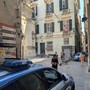 Centro Storico, sradica un tombino per cercare degli oggetti e lo lancia vicino a un passante Centro Storico, sradica un tombino per cercare degli oggetti e lo lancia vicino a un passante