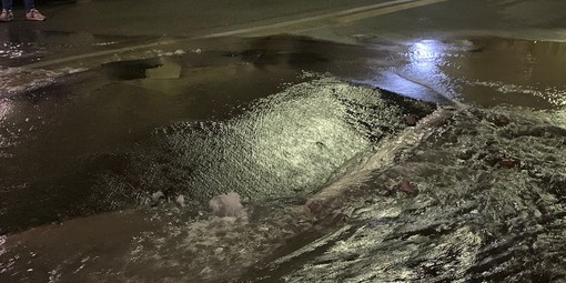 Nella notte l'esplosione di un tubo dell'acqua ha fatto sprofondare l'asfalto in piazza Tommaseo