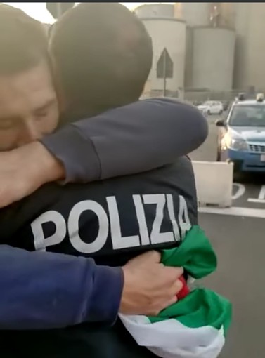 Green pass, poliziotti portano la focaccia ai portuali: "Tenete duro" (VIDEO) Green pass, poliziotti portano la focaccia ai portuali: "Tenete duro" (VIDEO)