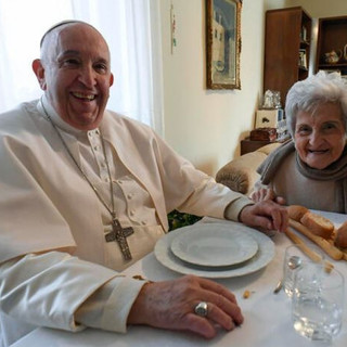 Nella foto papa Francesco nella sua recente visita a Portacomaro (Asti), a pranzo con la cugina Carla Rabezzana Nella foto papa Francesco nella sua recente visita a Portacomaro (Asti), a pranzo con la cugina Carla Rabezzana