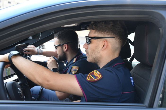 Albaro, spacca i vetri delle auto parcheggiate in via Zara: arrestato 33enne Albaro, spacca i vetri delle auto parcheggiate in via Zara: arrestato 33enne