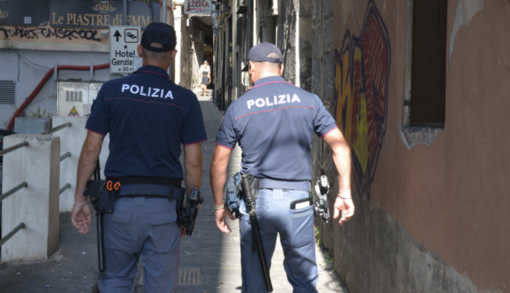 Droga e ricettazione tra via del Campo e vico Croce Bianca, due denunciati dopo la fuga nei vicoli