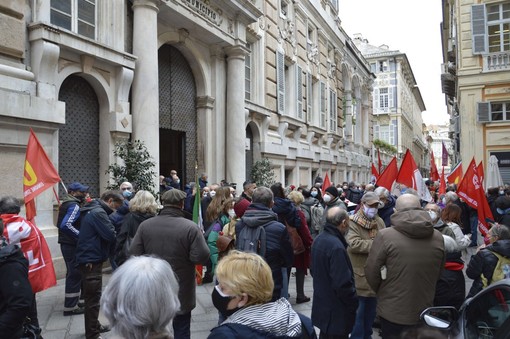 Anagrafe anticomunista al Comune di Genova: la polemica si trasforma in protesta davanti a Palazzo Tursi (VIDEO)