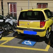 Posteggio invalidi occupato da moto a San Fruttuoso, la denuncia della residente: &quot;Inaccettabile, impossibile parcheggiare&quot;