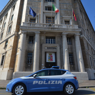 Ubriaco prende a testate, pugni e calci i cassonetti della spazzatura: denunciato un 38enne