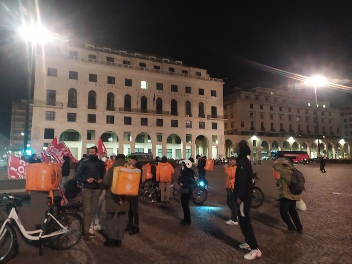 In sciopero i riders di Just Eat: "Organizzazione del lavoro oggi molto difficile e pericolosa" (FOTO e VIDEO)
