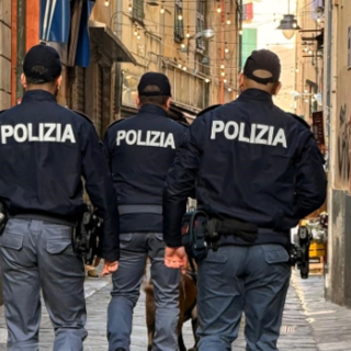 Prè, controlli della polizia tra locali e caruggi: un esercizio chiuso e multe per 10mila euro, due denunciati