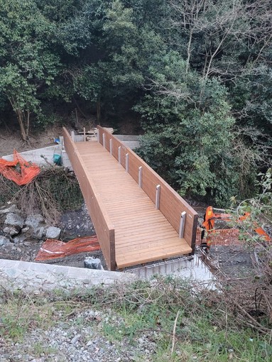 Valpolcevera: una nuova passerella pedonale sul rio Ciliegio a Trasta