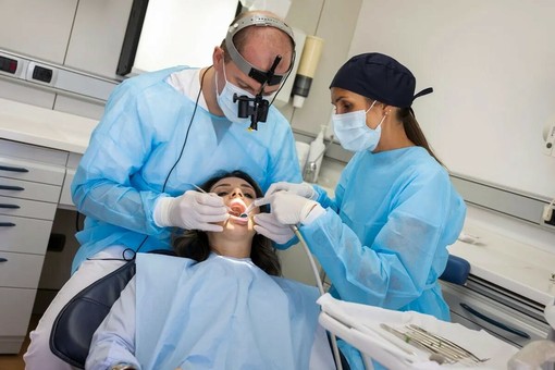 Parodontite a Udine: quando la paura di perdere i denti nasce dalle gengive Parodontite a Udine: quando la paura di perdere i denti nasce dalle gengive