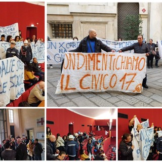 Via Piacenza, gli abitanti protestano in Comune: &quot;Oggi l'ultima notte in hotel&quot; (foto e video)