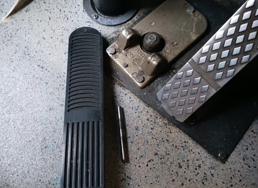 Si stacca il pedale del freno, paura a bordo di un autobus