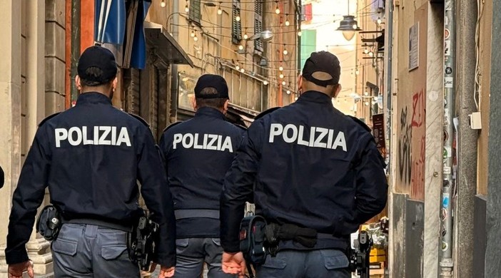 Blitz della polizia all’alba nei vicoli di Prè: denunciato un 35enne, espulsioni e 50 persone identificate