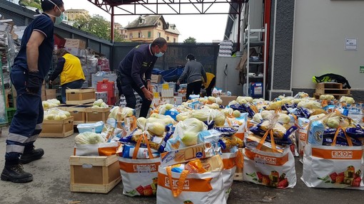 La protezione civile consegna 167 pacchi a famiglie in difficoltà