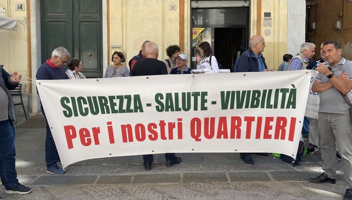 Certosa, i residenti manifestano sotto Palazzo Tursi: “Siamo prigionieri delle nostre case”