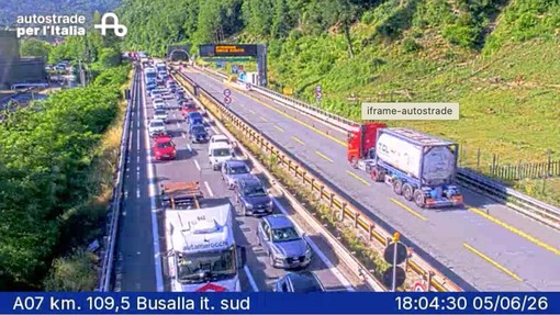 Tir si ribalta in A7 tra Busalla e Bolzaneto, morto l’autista: tratto chiuso e traffico bloccato