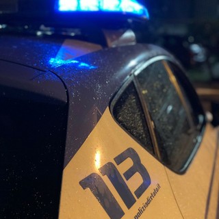 Distrae una passante chiedendo informazioni e le ruba lo zaino: 35enne incastrato dalle telecamere e arrestato
