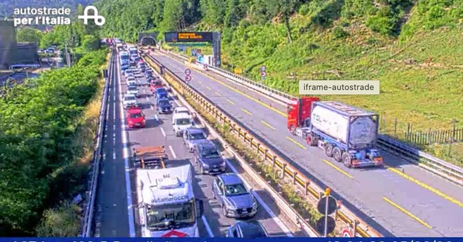 Tir si ribalta in A7 tra Busalla e Bolzaneto, morto l’autista: tratto chiuso e traffico bloccato