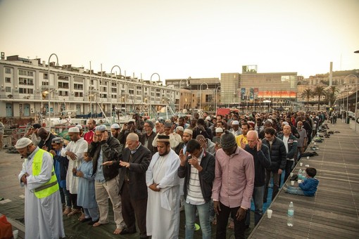 Preghiera alla Darsena (Foto tratta dalla pagina Facebook Centro Culturale d'Amicizia)