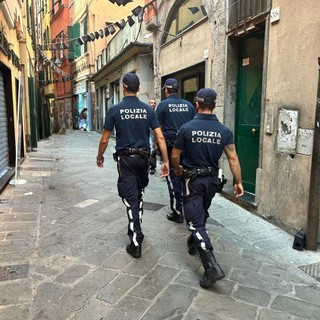Vico degli Indoratori, arrestato spacciatore, sequestrati droga e contanti Vico degli Indoratori, arrestato spacciatore, sequestrati droga e contanti