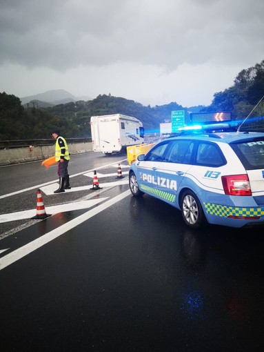 Stavano per imbarcarsi con due motorini rubati, due fratelli fermati dalla Stradale