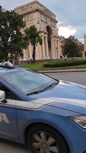 Ruba superalcolici in un supermercato nascondendole in un borsone: arrestata una 23enne