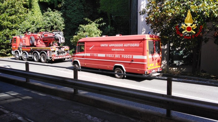 Camion incastrato in via delle Casacce: intervento dei vigili del fuoco