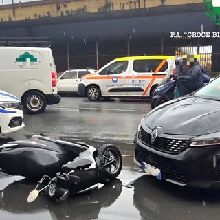 Corso Quadrio, scontro tra auto e scooter: ferito un 60enne