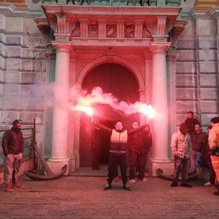 Compagnia Unica, i lavoratori non ricollocati questa mattina bloccheranno la sede dell'agenzia interinale: "Non faremo entrare nessuno"