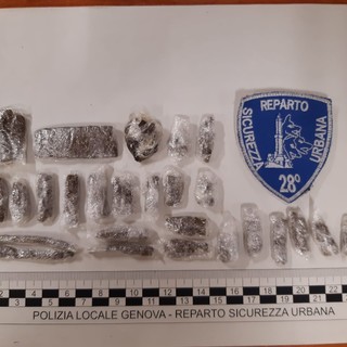 La Polizia Locale arresta pusher in possesso di sostanze stupefacenti in via Prè