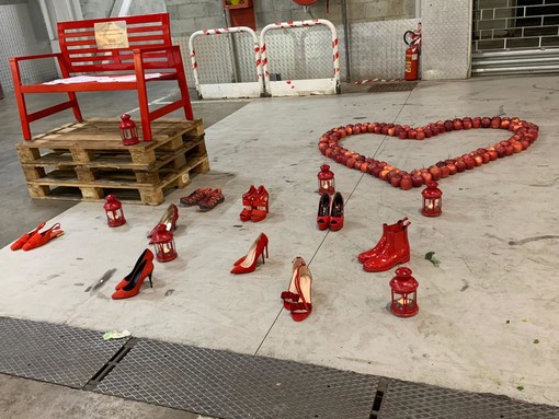 Mercato Ortofrutticolo di Genova: una panchina e un grande cuore di mele rosse al Mercato per dire no alla violenza sulle donne Mercato Ortofrutticolo di Genova: una panchina e un grande cuore di mele rosse al Mercato per dire no alla violenza sulle donne
