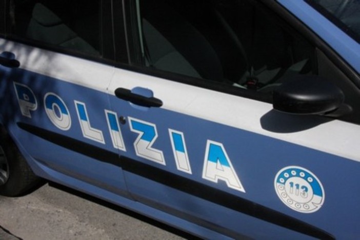 Prende a bottigliate la fidanzata e minaccia il suicidio: arrestato