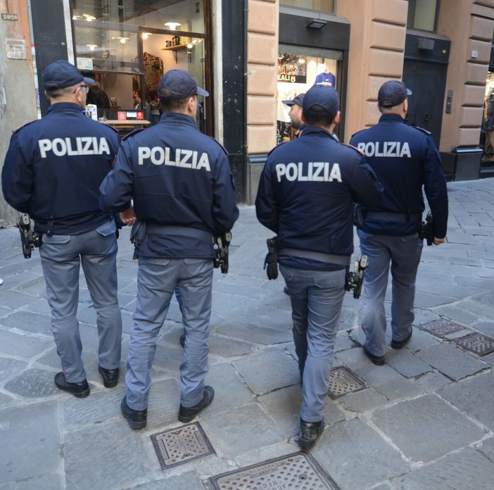 Ruba una borsa in via XX Settembre e utilizza la carta di credito per fare acquisti: arrestato