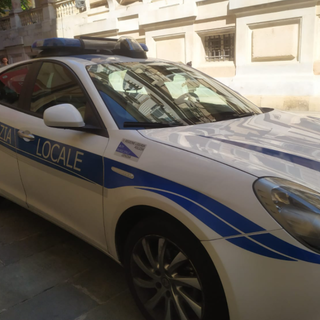 Picchiano uno spacciatore durante l’arresto e dichiarano il falso: sette agenti della polizia locale indagati